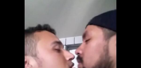  hetero casado se deja besar